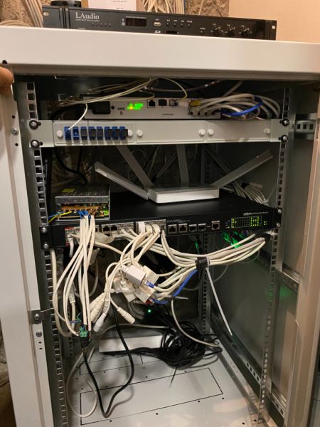 Установленный POE коммутатор в серверной